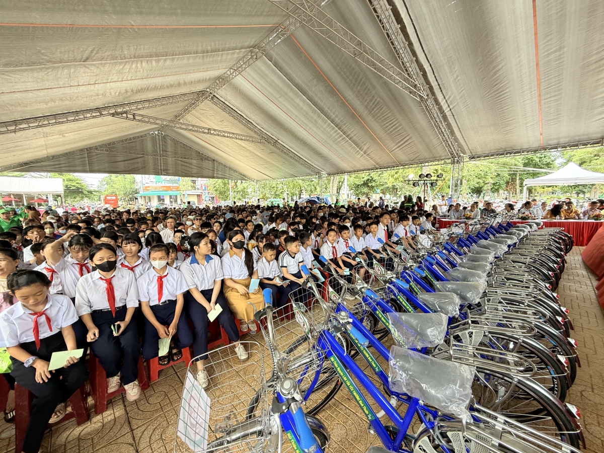 Toàn cảnh chương trình Hãy sống vì nhau