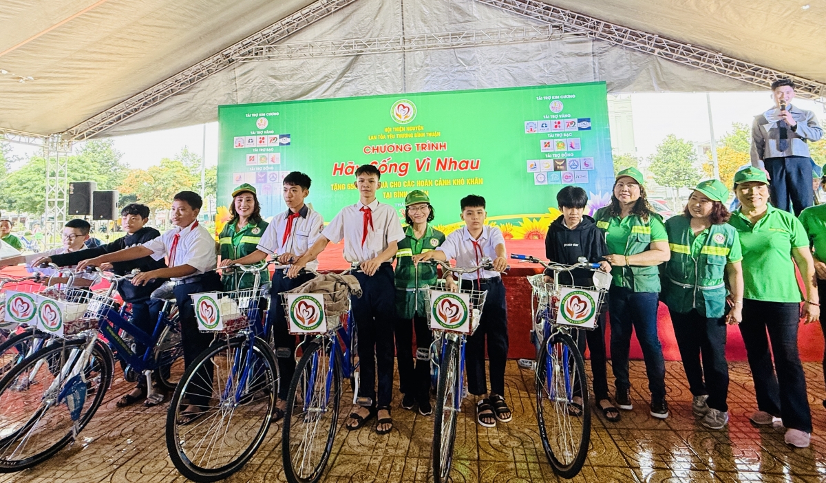 Trao xe đạp cho học sinh nghèo trong chương trình