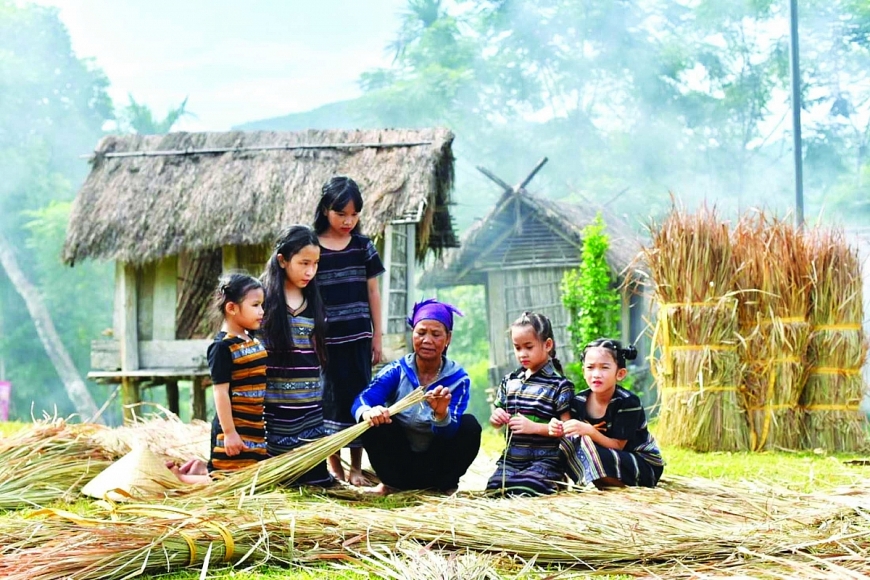 Những ngôi nhà sàn người H’rê khiến nhiều người bị mê hoặc bởi vẻ đẹp nguyên sơ, hiền hòa.