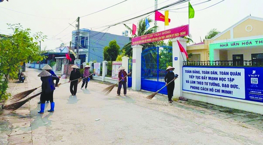 NCT phường Liên Hòa tham gia dọn vệ sinh trong Ngày Chủ nhật xanh.