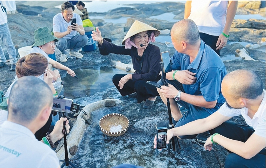 Bà Bùi Thị Vân chia sẻ với khách Gò Cỏ về loại muối không chỉ là gia vị mà là kí ức tổ tiên.