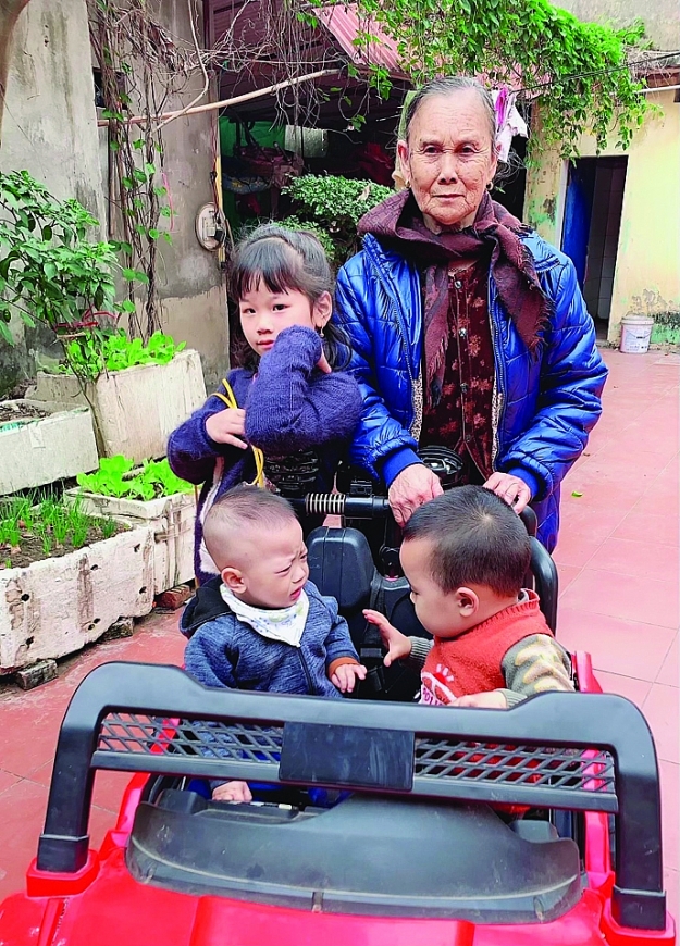 Cụ Nguyễn Thị Thận thường xuyên chăm sóc cháu trong gia đình có 3 thế hệ.