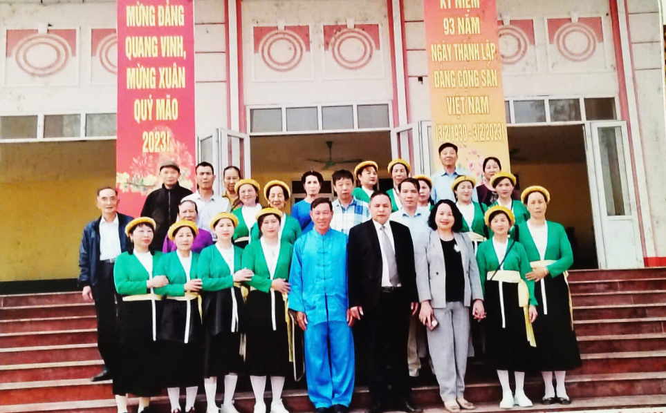 Ông Lý Văn Sinh (áo xanh) cùng các thành viên CLB hát Soọng cô.