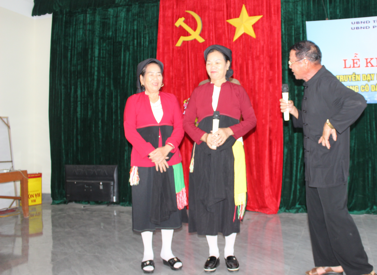 Ông Lý Văn Sáng đang hát đối đáp hát Soọng cô với một tốp nữ