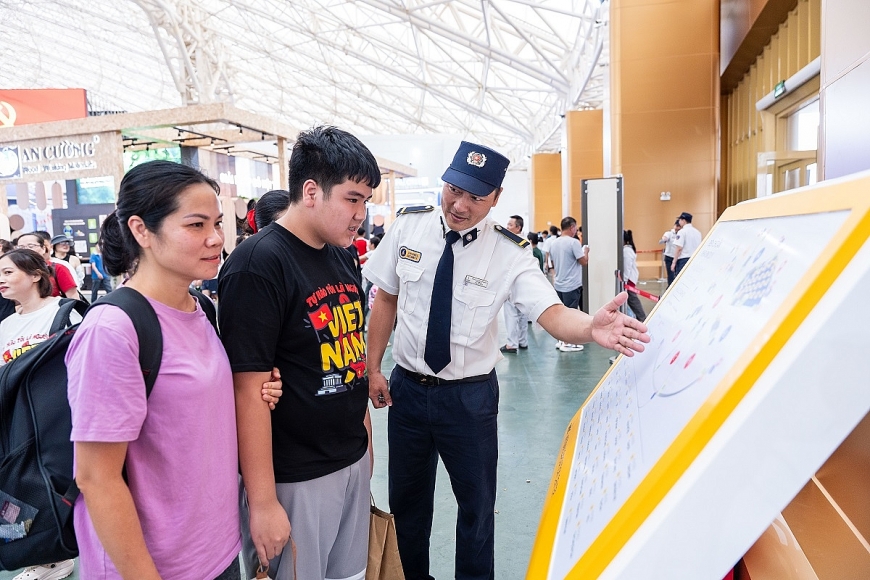 Đón gần 1,2 triệu lượt khách sau 3 ngày mở cửa: Trung tâm Triển lãm Việt Nam “gây sốt” với tiêu chuẩn vận hành chuyên nghiệp