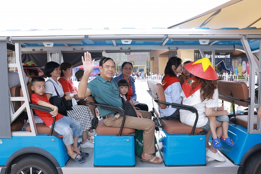 Đón gần 1,2 triệu lượt khách sau 3 ngày mở cửa: Trung tâm Triển lãm Việt Nam “gây sốt” với tiêu chuẩn vận hành chuyên nghiệp