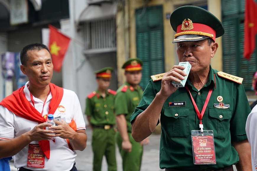 Ngày trước chiến đấu trên chiến trường, ngày nay các cựu chiến binh sải bước hạnh phúc trên tuyến đường diễu hành. (Ảnh: Vi Nam)