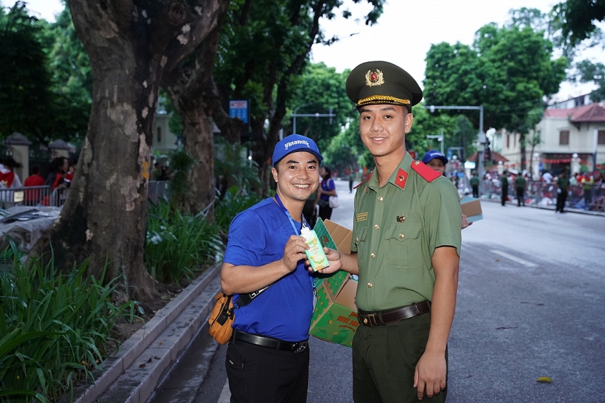 Những ngày vô cùng bận rộn nhưng cả chiến sĩ an ninh tham gia nhiệm vụ và nhân viên tiếp sức của Vinamilk đều được tái tạo năng lượng rất nhanh nhờ những sản phẩm dinh dưỡng của Vinamilk. (Ảnh: Vi Nam)