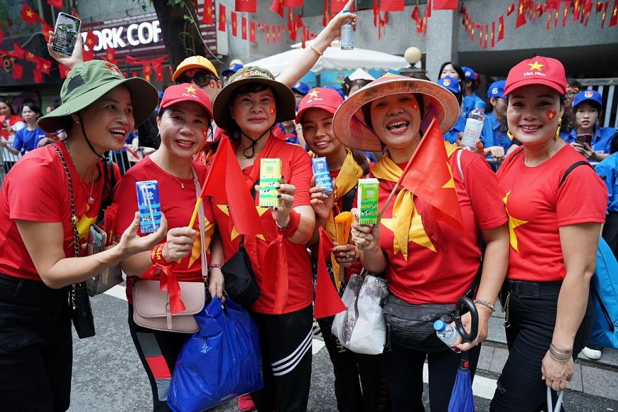 Gần 1 triệu sản phẩm dinh dưỡng bao gồm các dòng sữa tươi tiệt trùng như ít đường, không đường, dừa, chuối, cao đạm ít béo (Vinamilk, Vinamilk Green Farm,); sữa thực vật từ hạt và đậu nành cao canxi, nước trái cây rau củ Susu, nước dừa tươi, nước dừa tắc, nước uống đóng chai Vinamilk và Icy Premium,... đã cùng đồng hành với các lực lượng và người dân trong ngày hội non sông. (Ảnh: Vi Nam)