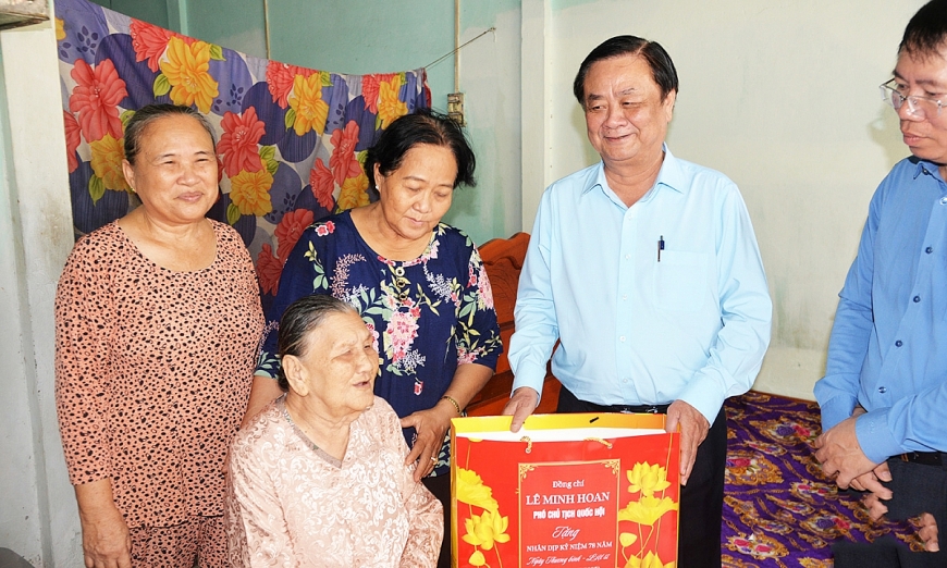 Phó Chủ tịch Quốc hội Lê Minh Hoan ân cần hỏi thăm sức khỏe, đời sống, bày tỏ lòng tri ân sâu sắc đối với những cống hiến của các gia đình chính sách là người cao tuổi.
