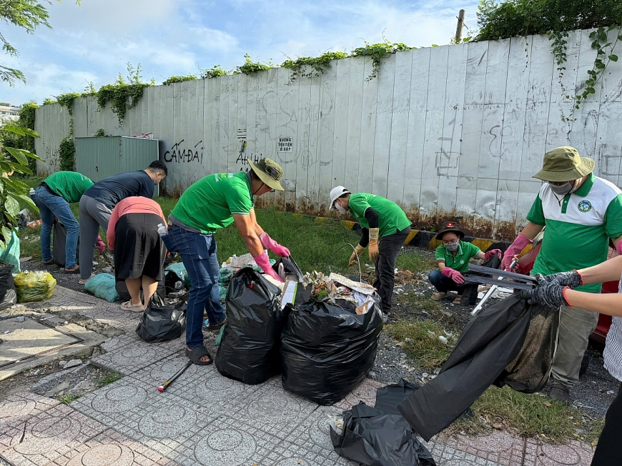 Phường Tân Hưng đồng loạt ra quân dọn dẹp vệ sinh tại 75 khu phố