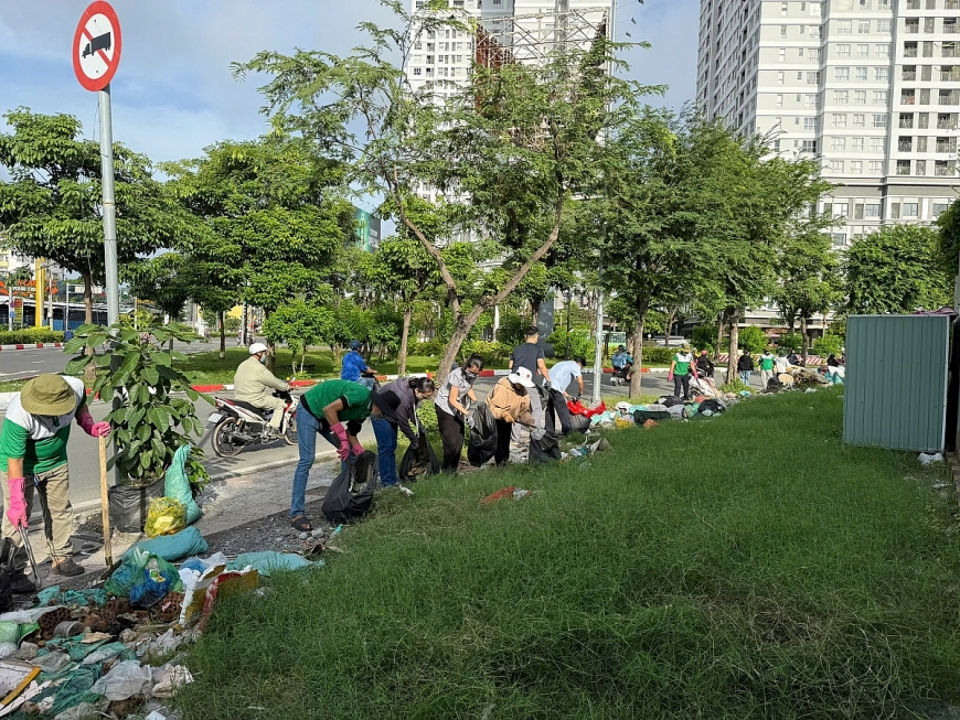 Phường Tân Hưng ra quân dọn dẹp điểm nóng về rác thải tại chân cầu Kênh Tẻ