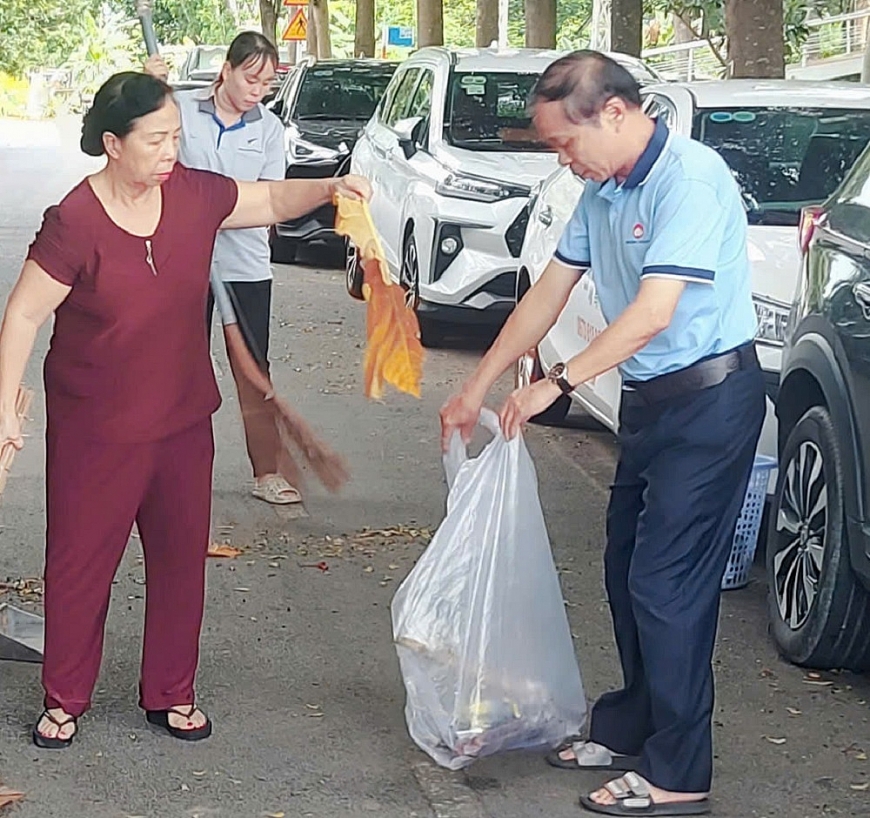 Người cao tuổi phường Tân Mỹ chung tay dọn vệ sinh môi trường chào mừng Quốc khánh