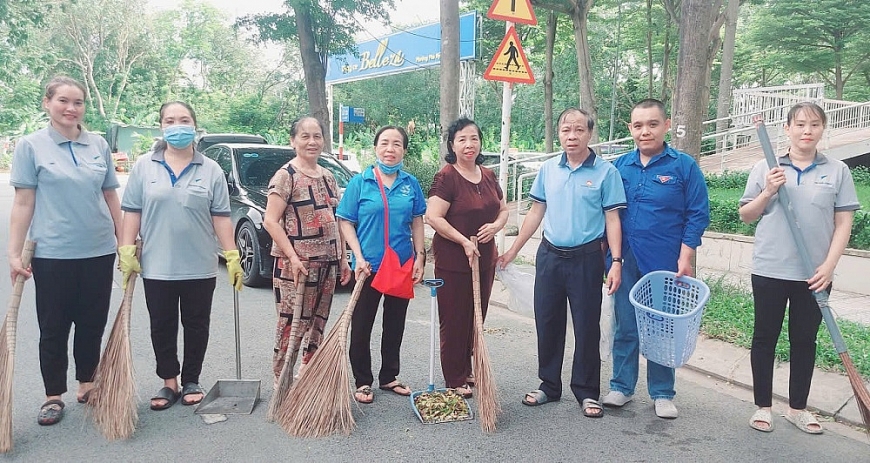 Người cao tuổi phường Tân Mỹ chung tay dọn vệ sinh môi trường chào mừng Quốc khánh