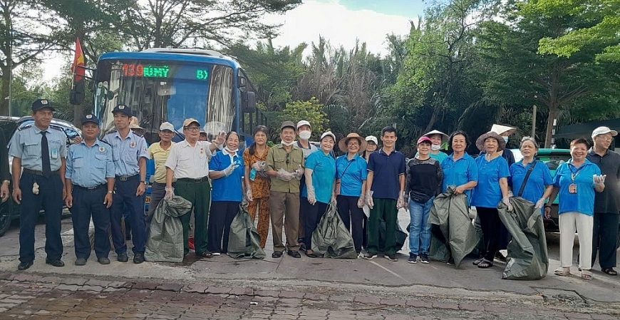 Người cao tuổi phường Tân Mỹ tham gia dọn dẹp vệ sinh môi trường