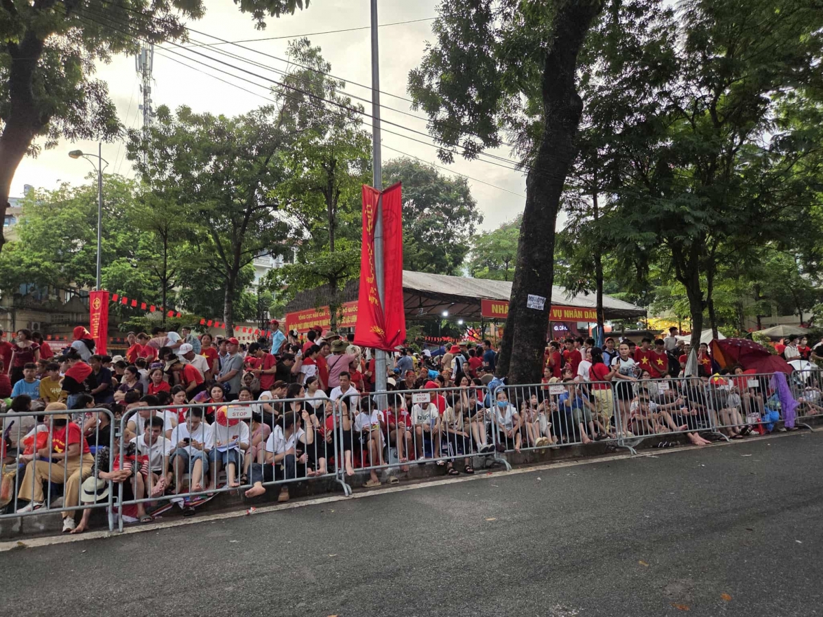 Hàng nghìn người dân về Thủ đô Hà Nội xem diễu binh, diễu hành