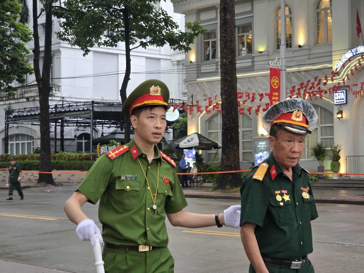Một cự chiến binh cao tuổi được cán bộ Công an TP Hà Nội dẫn vào khu vực ưu tiên