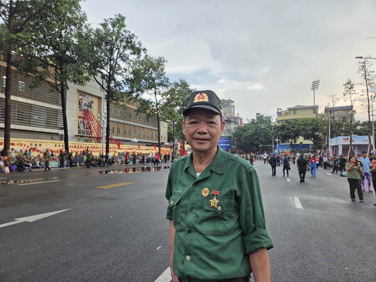 Ông Vũ Văn Hải 65 tuổi ở Tuyên Quang cùng với đoàn 5 người về Thủ đô Hà Nội tham dự sự kiện A80. 