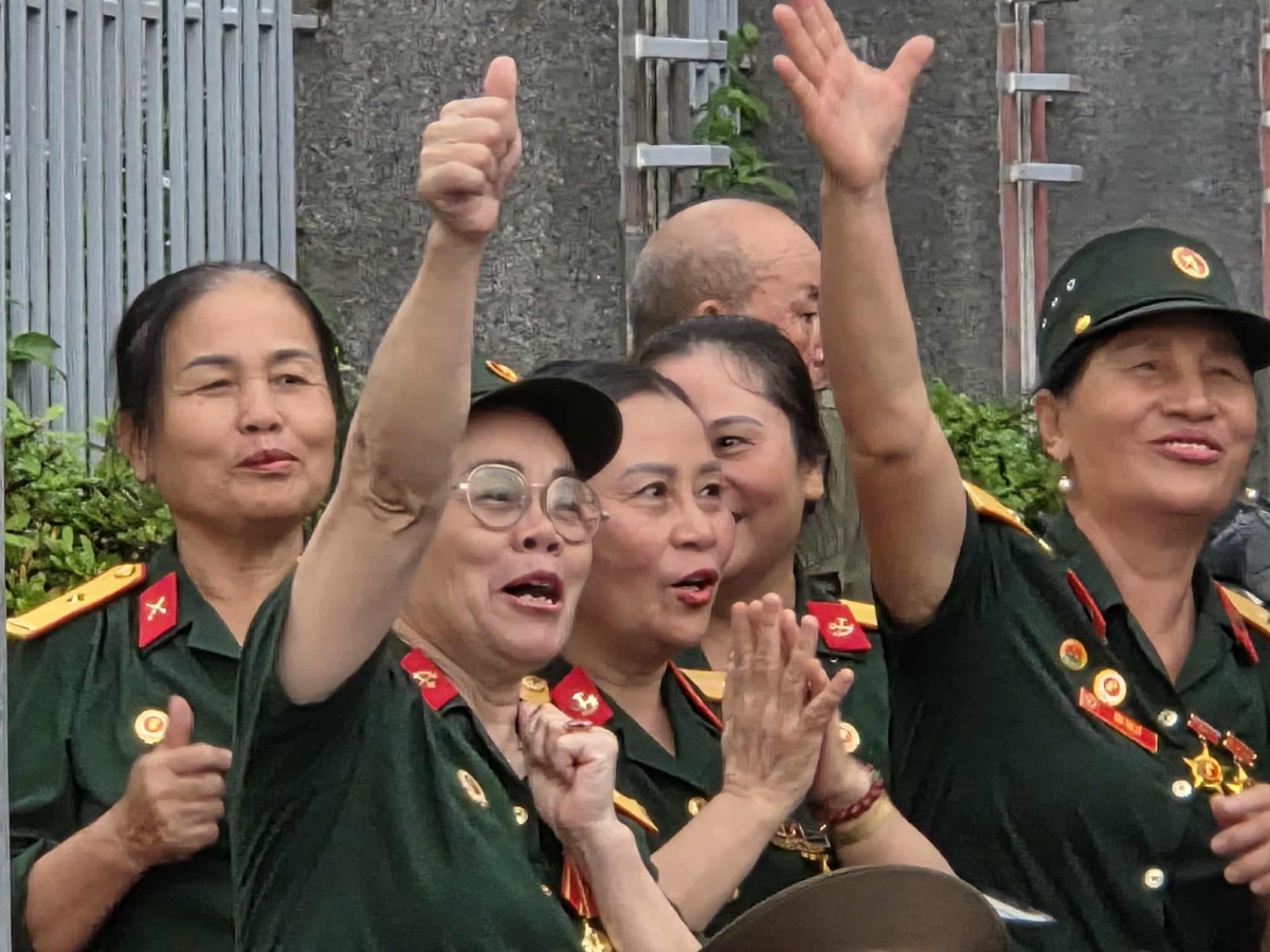 Họ vẫn cất cao tiếng hát để chờ đón lễ diễu binh, diễu hành