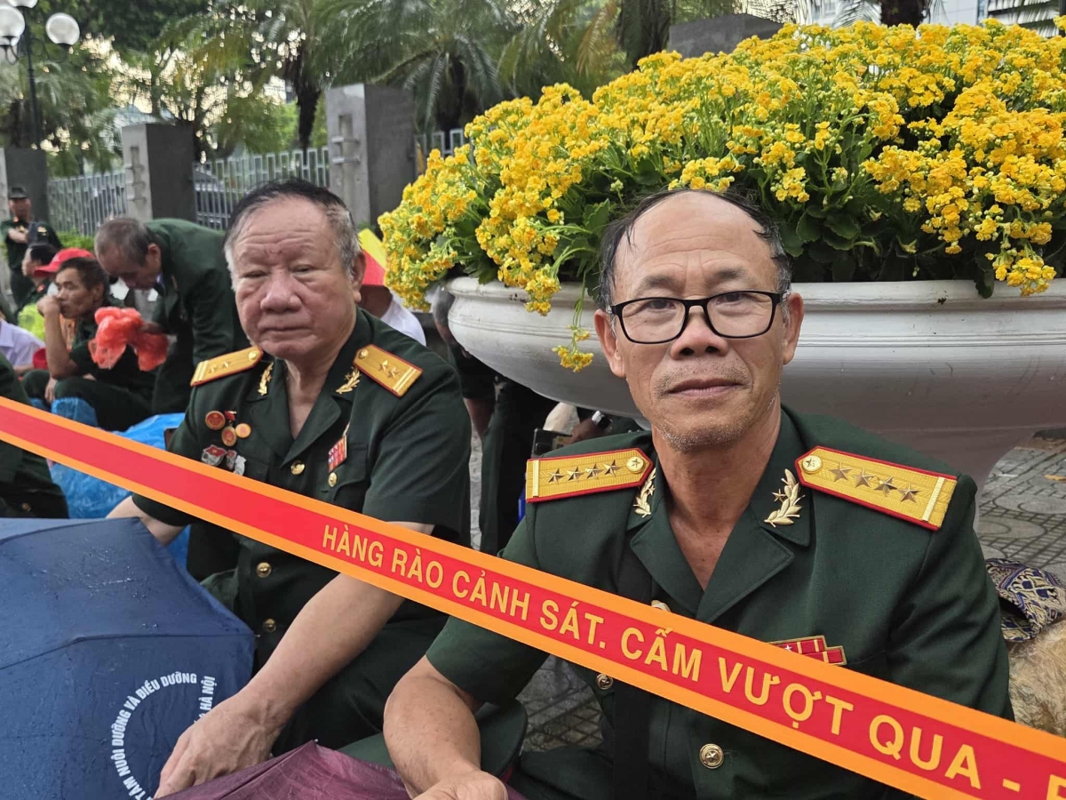  ông Tạ Đức Mỹ 71 tuổi ở Hải Phòng xúc động lắm: Chúng tôi về đây từ sớm, may mắn là Đảng, Nhà nước và Ban Tổ chức đã đã bố trí chỗ cho chúng tôi ngồi để tham dự lễ, chứ nếu không, thuê khách sạn, nhà nghỉ giờ đắt lắm, mà chắc gì đã còn chỗ. Dù tuổi đã cao, sức khoẻ đã kém nhưng khí thế vẫn còn hào hùng lắm, hi vọng buổi diễu binh vào sáng mai trời sẽ không mưa, chứ không người dân khổ lắm?”. 