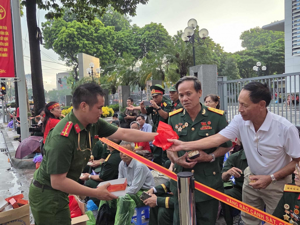 Các chiến sỹ Công an TP Hà Nội cùng các nhà hảo tâm tri ấn tới các Cựu chiến binh 