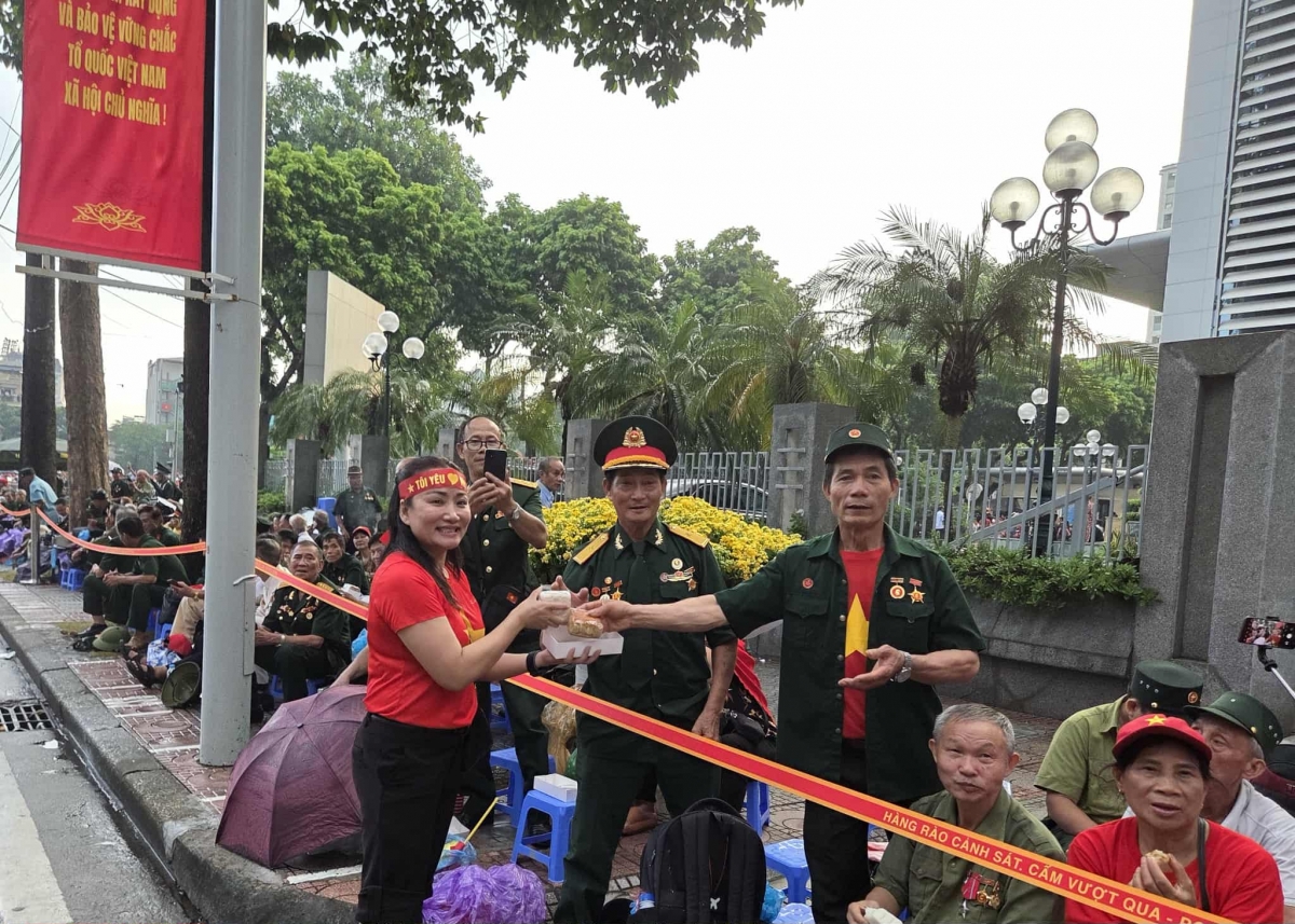  Chị Lê Thị Huyền kinh doanh ở dốc Tam Đa chia sẽ: Mặc dù góp một phần quà nhỏ, mong các cựu chiến binh và người cao tuổi luôn an vui, mạnh khoẻ và hạnh phúc ạ