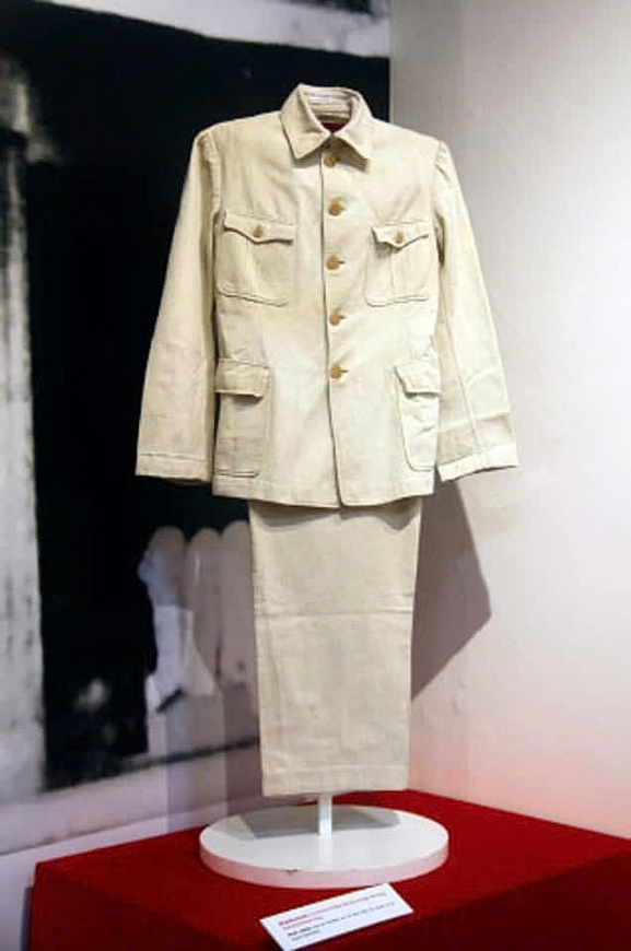 Bộ quần áo kaki của Bác được  trưng bày tại Bảo tàng LSQGVN