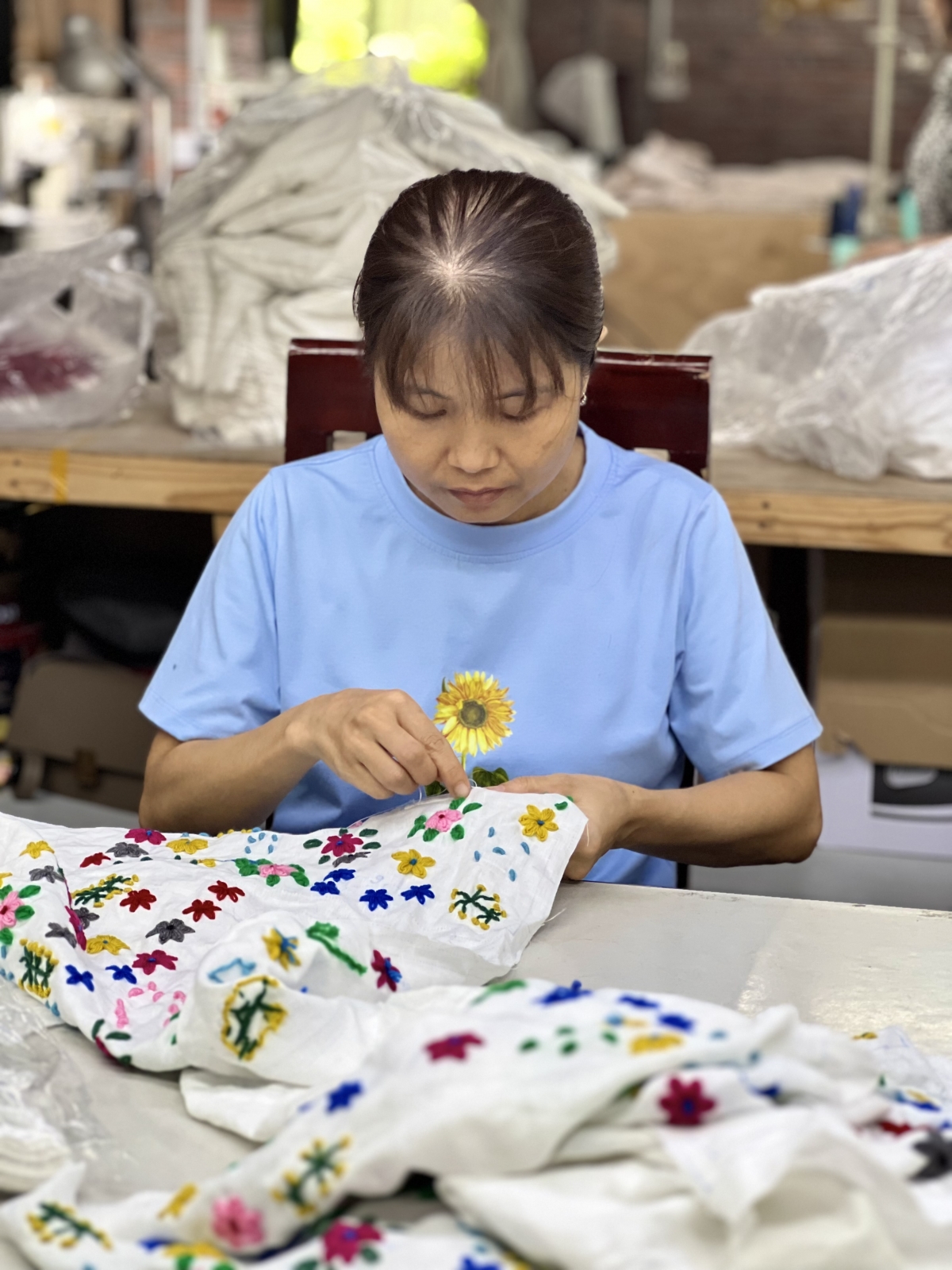 Nghệ nhân cao tuổi “say nghề” khắc họa cuộc sống bằng sợi chỉ thêu