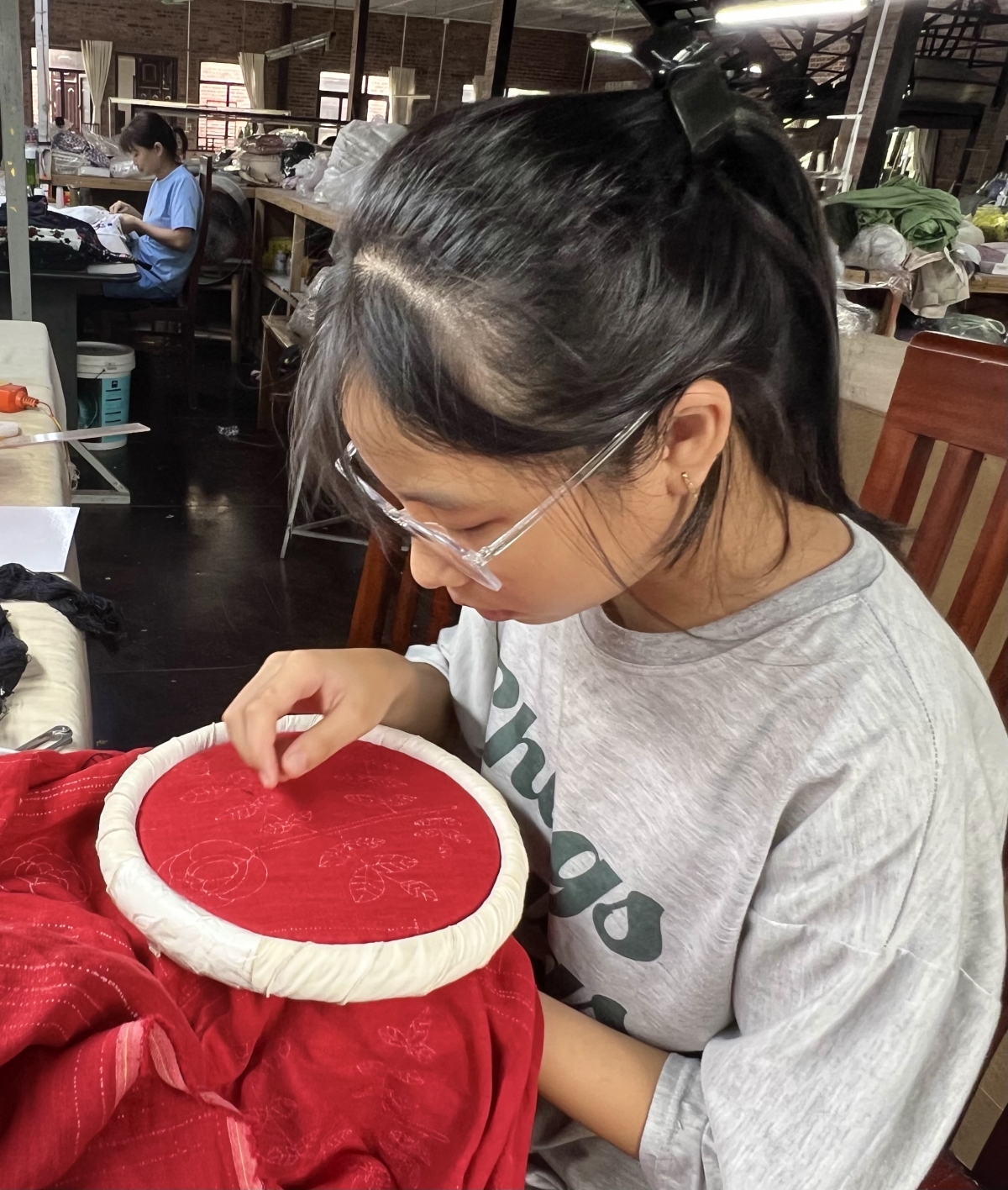 Nghệ nhân cao tuổi “say nghề” khắc họa cuộc sống bằng sợi chỉ thêu