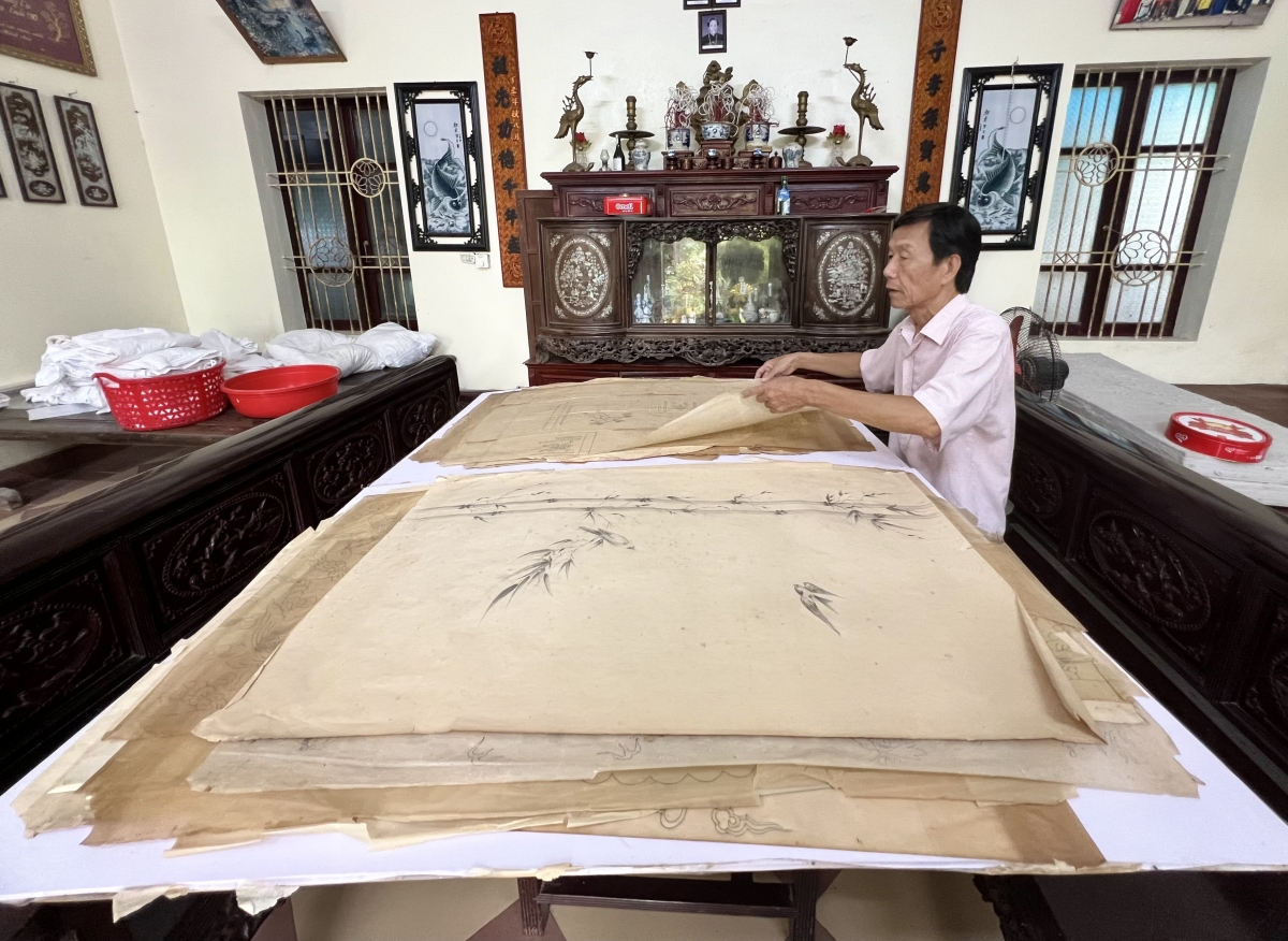 Nghệ nhân Vũ Thanh Luân hiện còn lưu giữ nhiều mẫu thêu trên giấy nến từ thời Pháp thuộc, do các thế hệ cha, ông truyền lại.