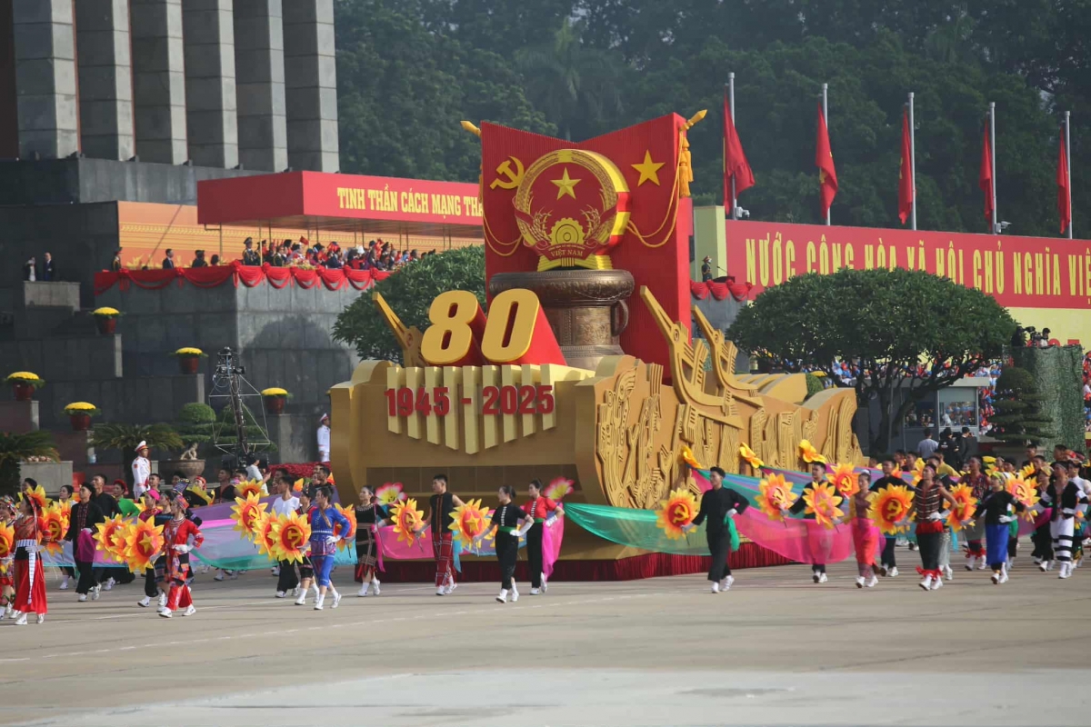 Xe mô hình biểu tượng 80 năm ngày Cách mạng tháng Tám thành công (19/8/1945-19/8/2025) và Quốc khánh nước Cộng hòa xã hội chủ nghĩa Việt Nam (02/9/1945-02/9/2025)