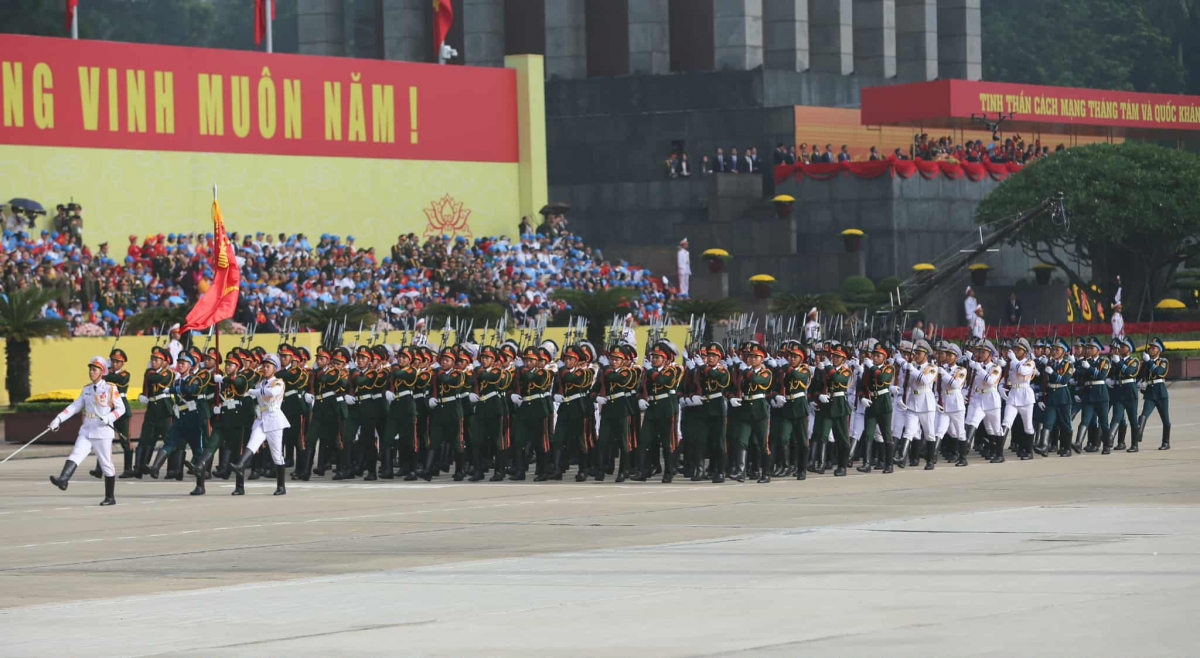 Quân chủng Lục quân, Hải quân, Phòng không - Không quân là lực lượng nòng cốt của Quân đội nhân dân Việt Nam, đã cùng toàn dân lập nên nhiều chiến công vang dội từ chiến dịch Điện Biên Phủ “lừng lẫy năm châu, chấn động địa cầu” đến Chiến dịch Hồ Chí Minh lịch sử, trong sự nghiệp xây dựng và bảo vệ Tổ quốc. Ngày nay, ba quân chủng được xây dựng cách mạng, chính quy, tinh nhuệ, hiện đại, sẵn sàng chiến đấu, bảo vệ vững chắc độc lập, chủ quyền lãnh thổ của Tổ quốc.