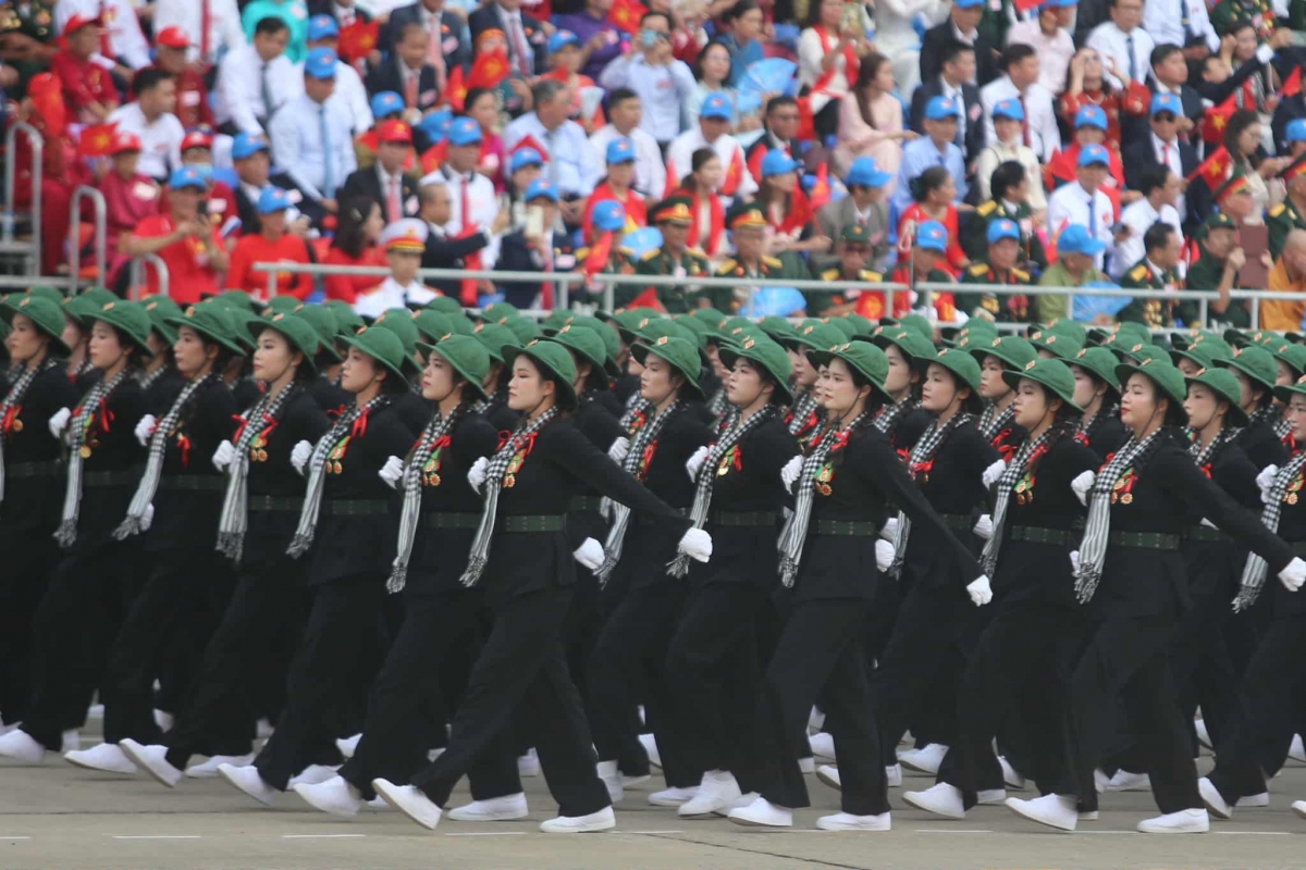 Khối nữ Du kích miền Nam khoác khăn rằn, đội nón tai bèo, luôn bám xóm, bám ấp, đánh giặc mọi lúc, mọi nơi, có vai trò quan trọng trong ba mũi giáp công: quân sự, chính trị và binh địch vận; góp phần làm nên Đại thắng mùa Xuân năm 1975, thỏa mong ước Bắc Nam sum họp một nhà của Bác Hồ kính yêu!