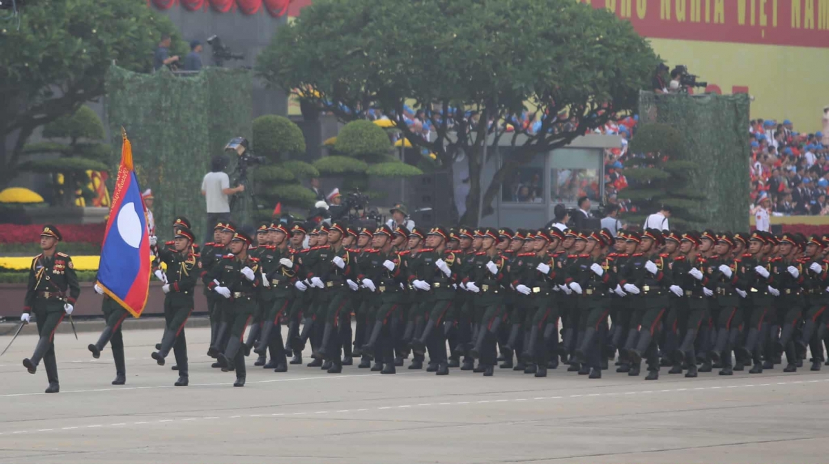 Quân đội nhân dân Lào là lực lượng vũ trang chủ lực của cách mạng dân tộc Lào. Trong các cuộc đấu tranh giải phóng dân tộc, Quân đội hai nước Việt Nam và Lào luôn kề vai sát cánh chiến đấu, chiến thắng kẻ thù xâm lược.  Ngày nay, Quân đội nhân dân Lào được xây dựng, phát triển toàn diện về mọi mặt. Mối quan hệ Việt Nam - Lào ngày càng được tăng cường, góp phần vun đắp mối quan hệ hữu nghị vĩ đại, đoàn kết đặc biệt và hợp tác toàn diện