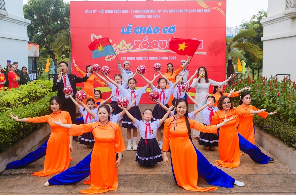 Lễ chào cờ “Tôi yêu Tổ quốc tôi” và đồng diễn tuổi trẻ Tân Hưng