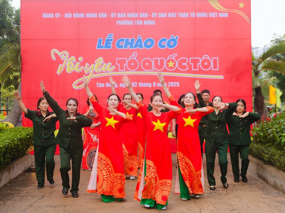 Lễ chào cờ “Tôi yêu Tổ quốc tôi” và đồng diễn tuổi trẻ Tân Hưng