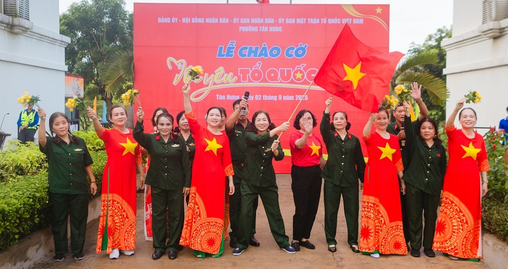 Lễ chào cờ “Tôi yêu Tổ quốc tôi” và đồng diễn tuổi trẻ Tân Hưng