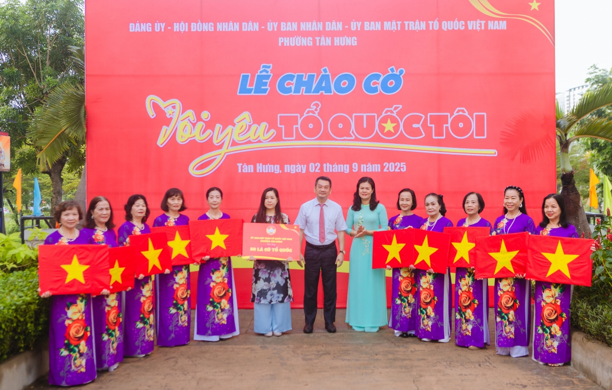 Lễ chào cờ “Tôi yêu Tổ quốc tôi” và đồng diễn tuổi trẻ Tân Hưng