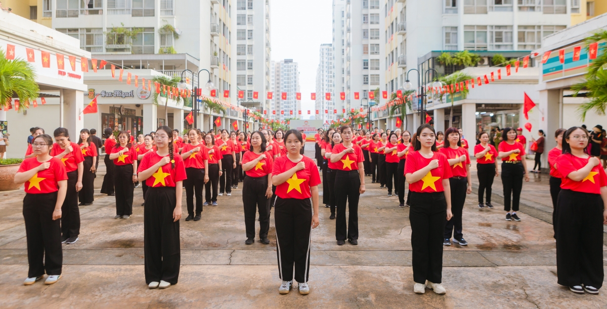 Lễ chào cờ “Tôi yêu Tổ quốc tôi” và đồng diễn tuổi trẻ Tân Hưng