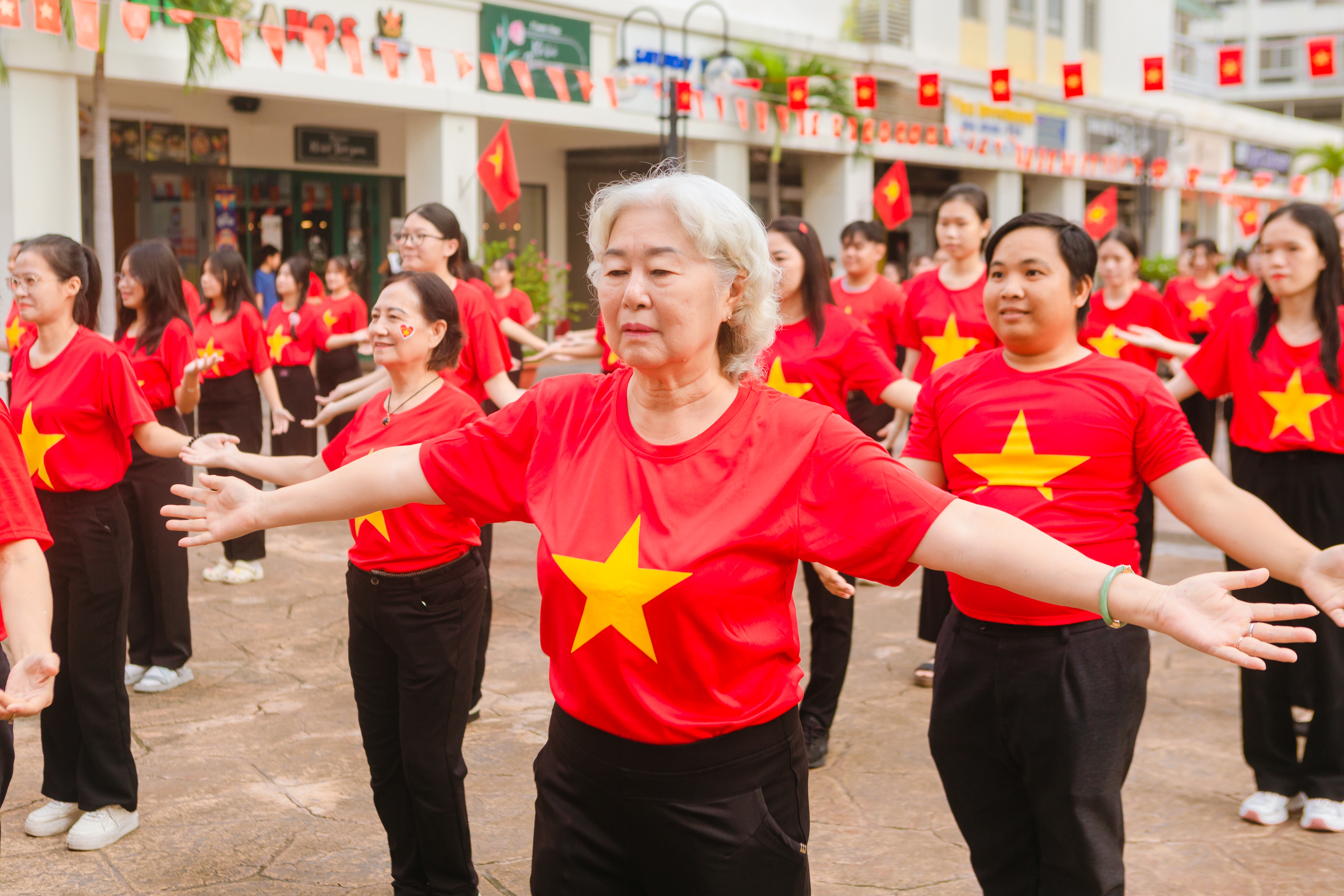 Lễ chào cờ “Tôi yêu Tổ quốc tôi” và đồng diễn tuổi trẻ Tân Hưng