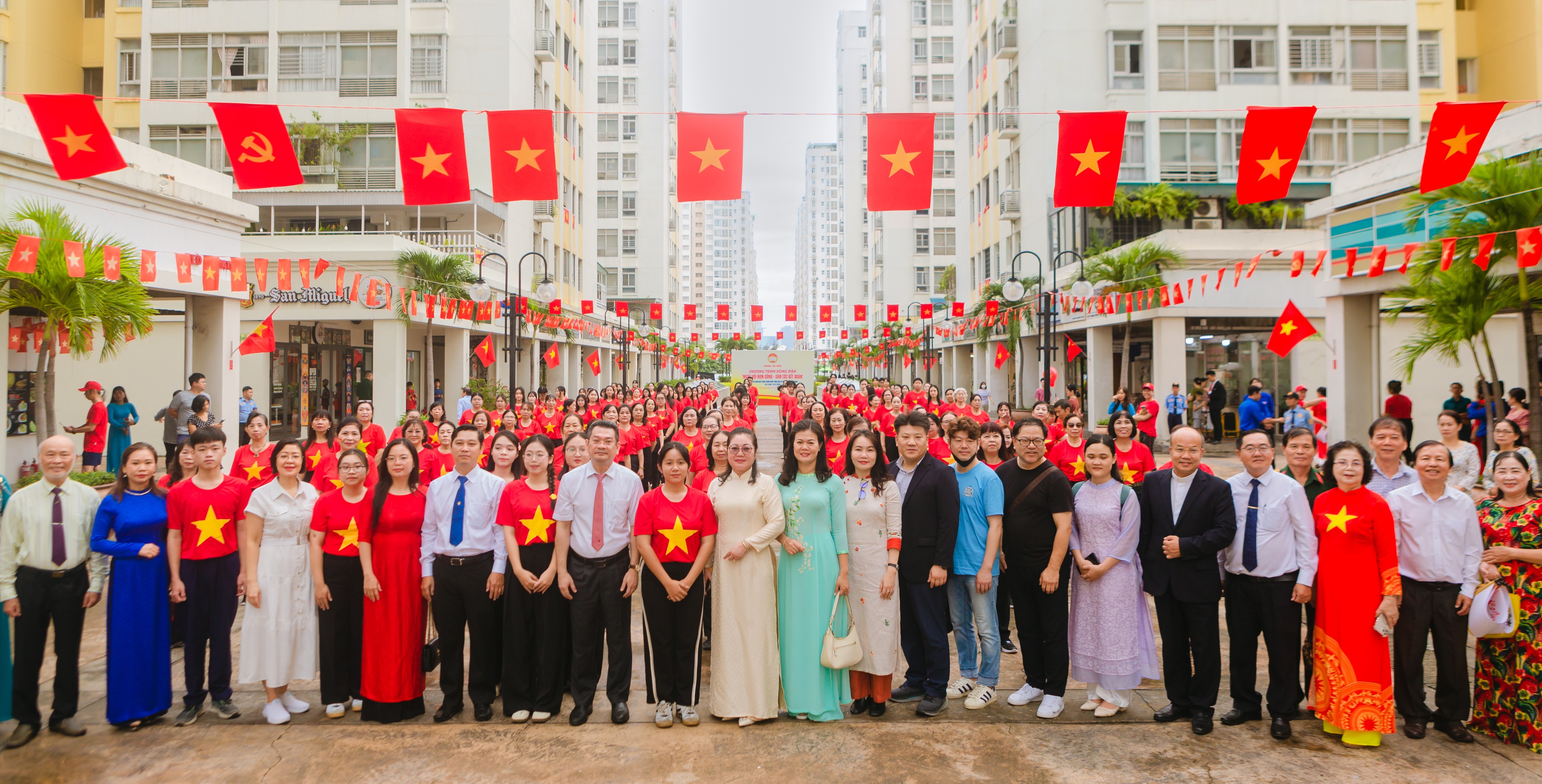 Lễ chào cờ “Tôi yêu Tổ quốc tôi” và đồng diễn tuổi trẻ Tân Hưng