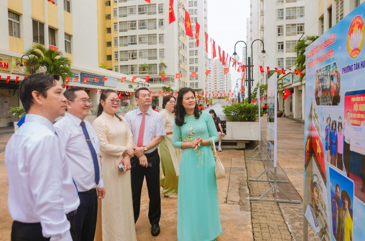 Lễ chào cờ “Tôi yêu Tổ quốc tôi” và đồng diễn tuổi trẻ Tân Hưng