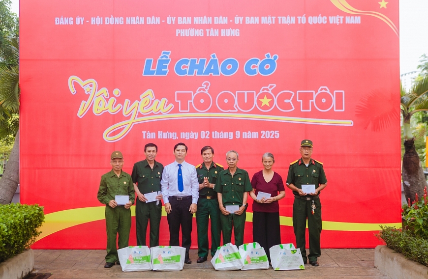 Lễ chào cờ “Tôi yêu Tổ quốc tôi” và đồng diễn tuổi trẻ Tân Hưng