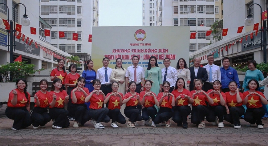 Lễ chào cờ “Tôi yêu Tổ quốc tôi” và đồng diễn tuổi trẻ Tân Hưng