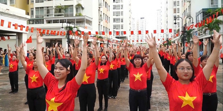 Lễ chào cờ “Tôi yêu Tổ quốc tôi” và đồng diễn tuổi trẻ Tân Hưng