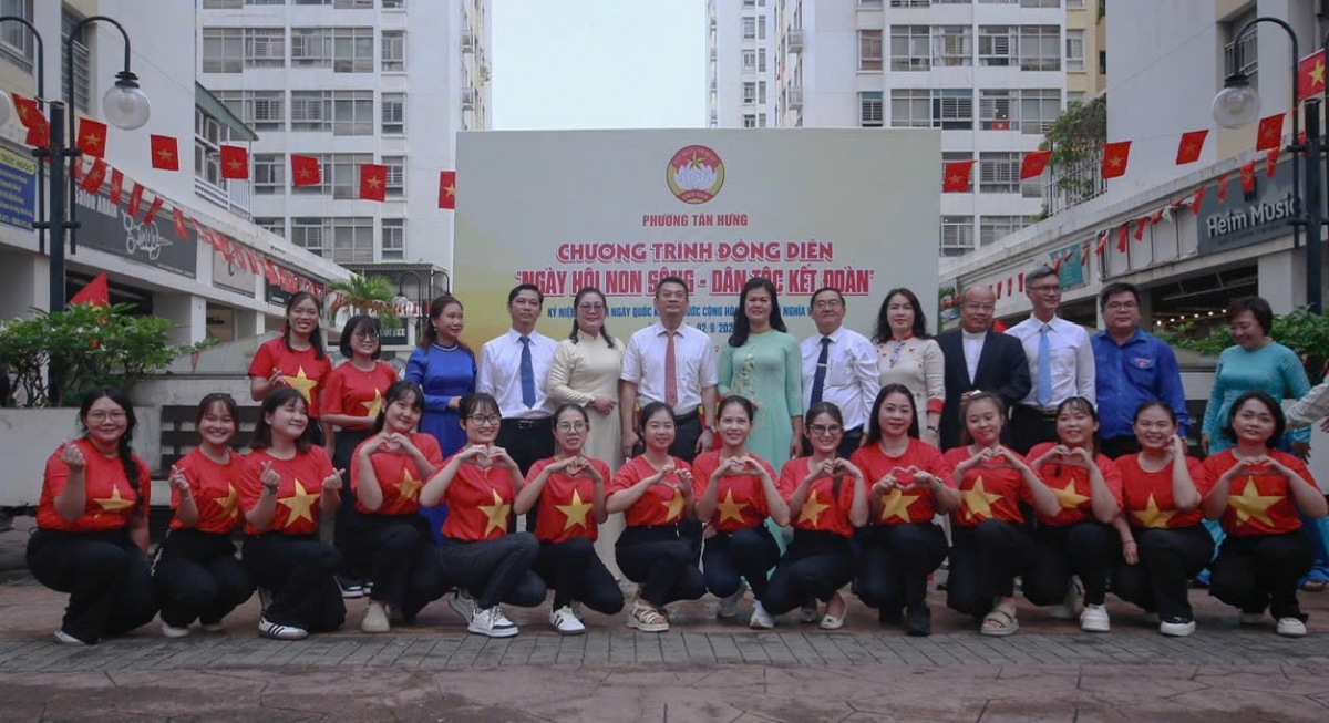 Lễ chào cờ “Tôi yêu Tổ quốc tôi” và đồng diễn tuổi trẻ Tân Hưng