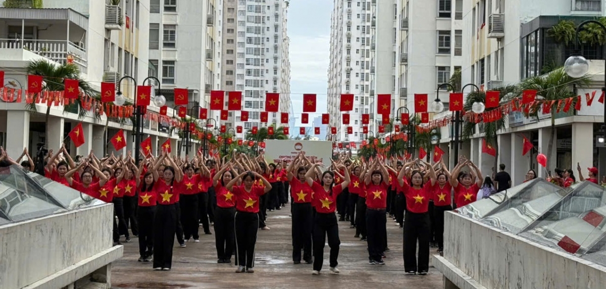 Lễ chào cờ “Tôi yêu Tổ quốc tôi” và đồng diễn tuổi trẻ Tân Hưng