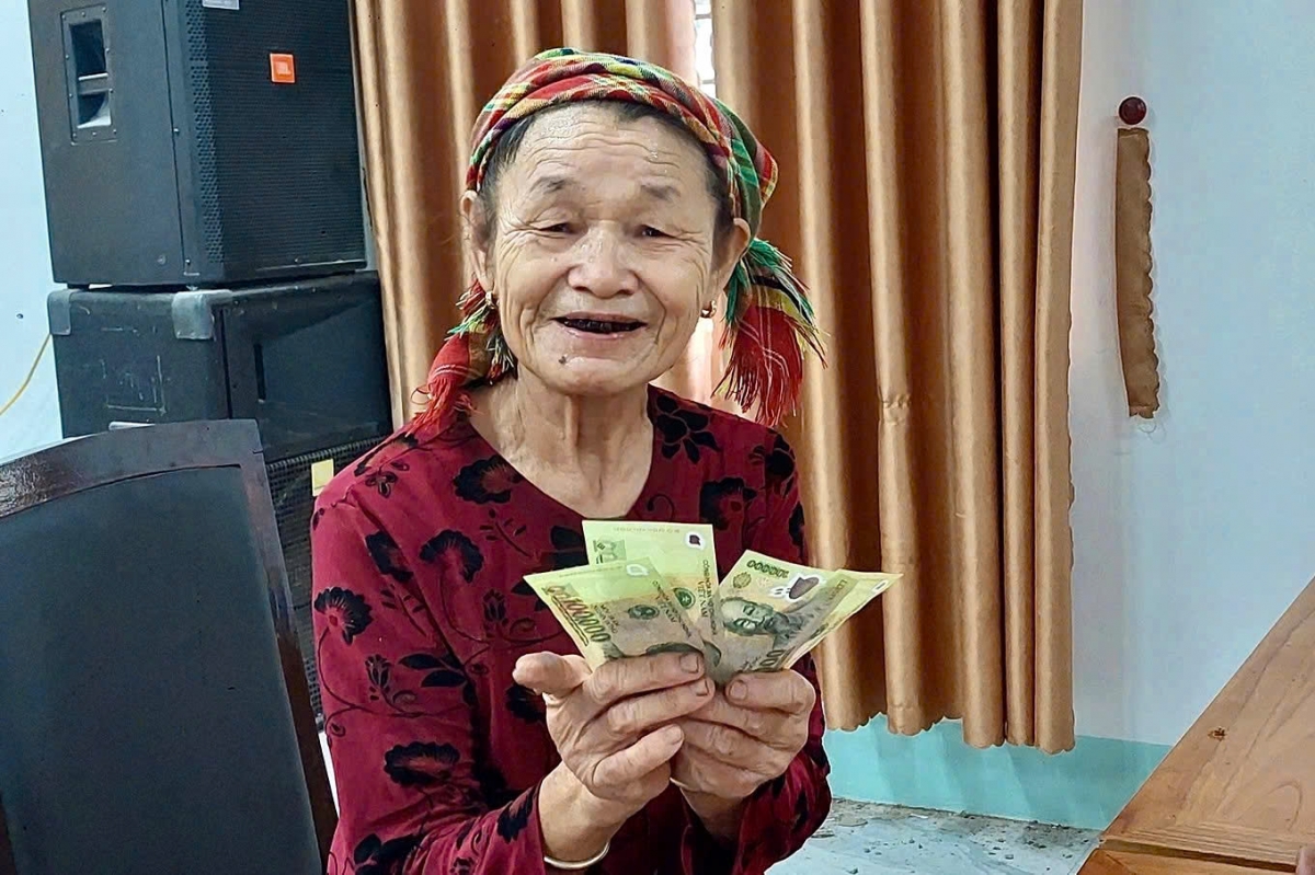 Bà Vi Thị Miên phấn khởi nhận quà Tết Độc lập