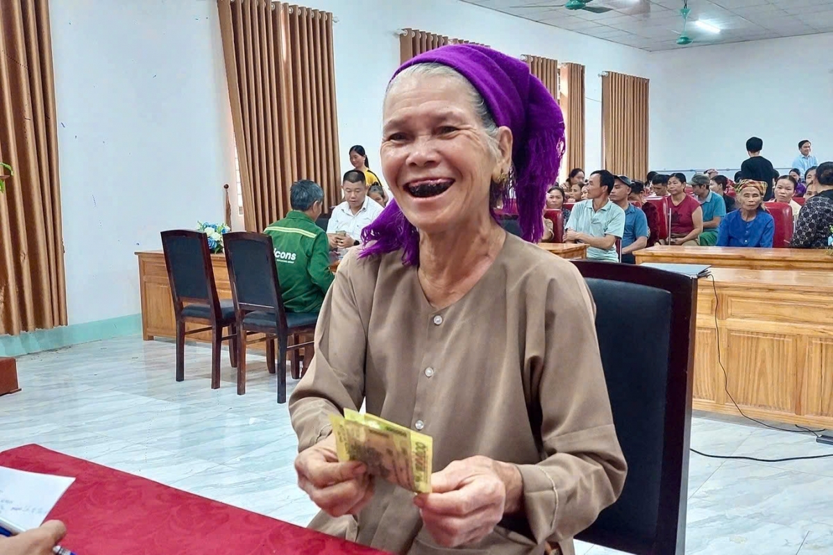 Bà Vi Thị Hằng, bản Vinh Tiến, xã Tiền Phong vui vẻ nhận quà Tết Độc lập