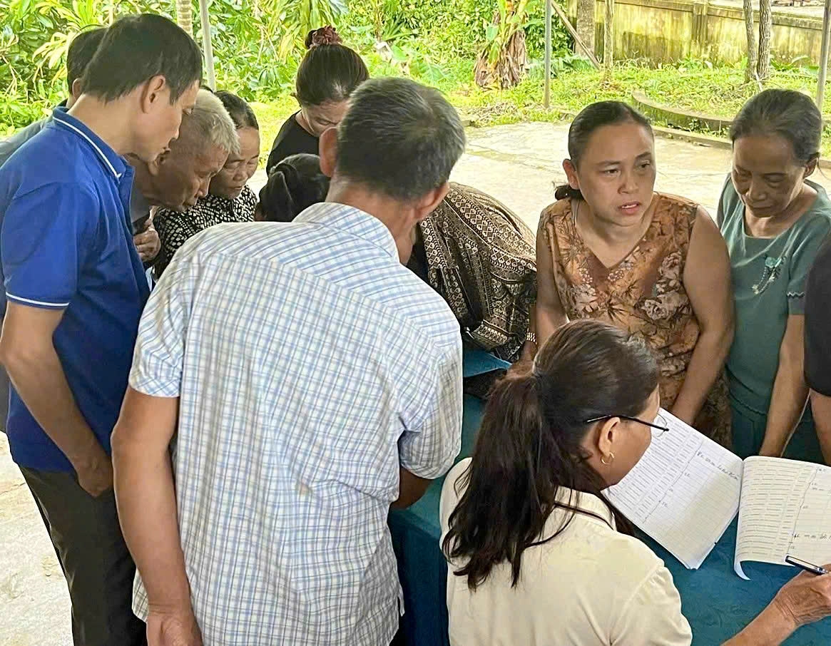 Cán bộ xã Đại Đồng phát quà Tết độc lập cho nhân dân